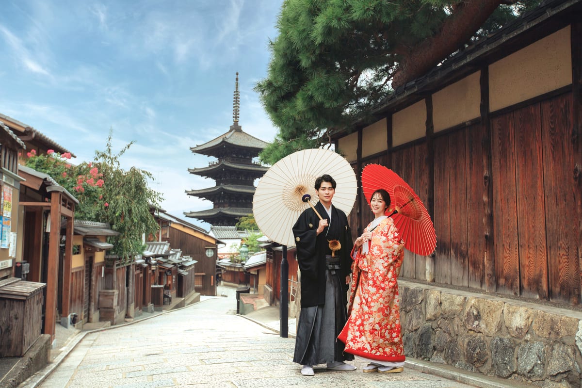 A couple in traditional Japanese attire near Yasaka Pagoda
