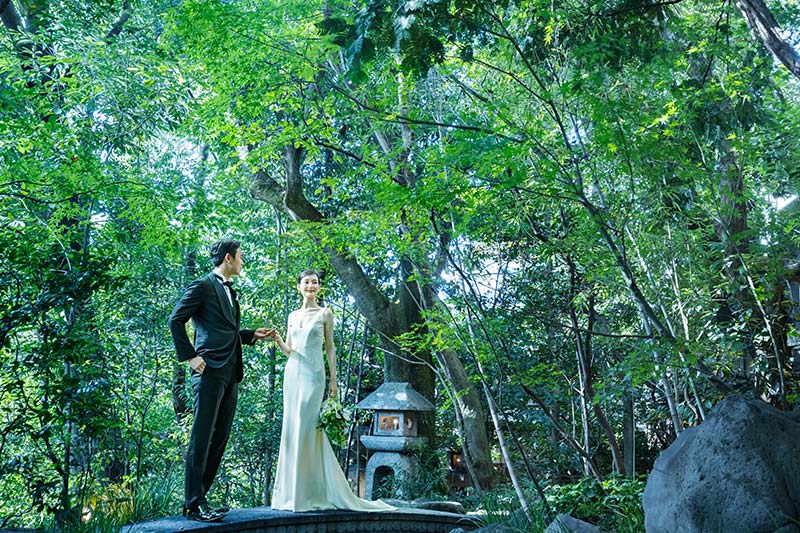 A couple standing in the forest garden at AKAGANE RESORT KYOTO HIGASHIYAMA1925