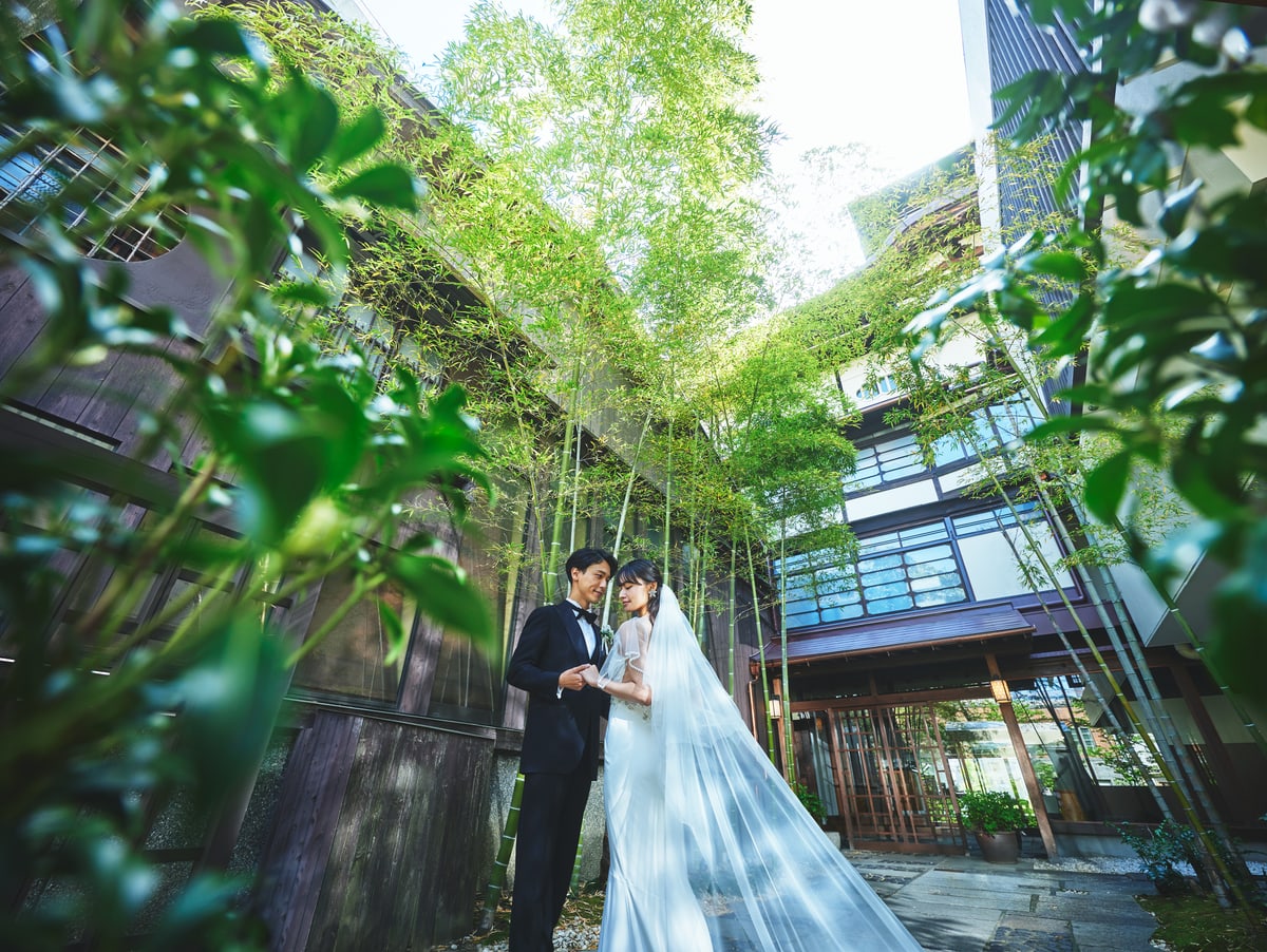 A couple walking through the venue courtyard