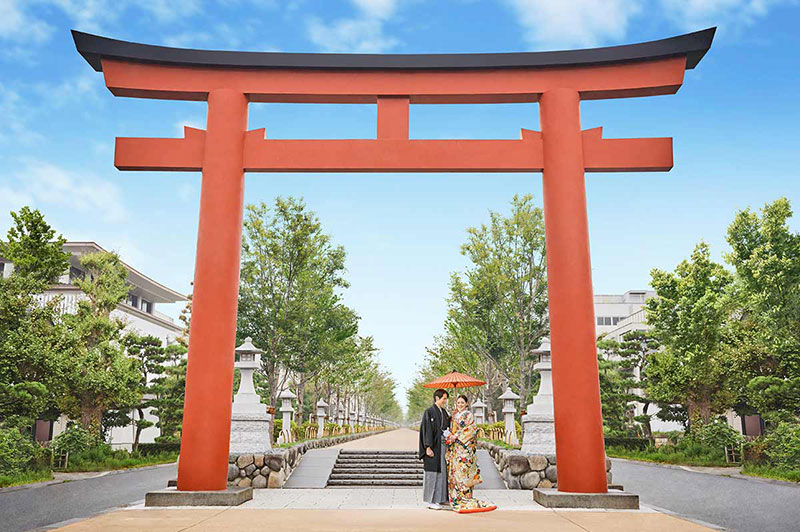 A couple beside the torii gate near Tsurugaoka Hachimangu