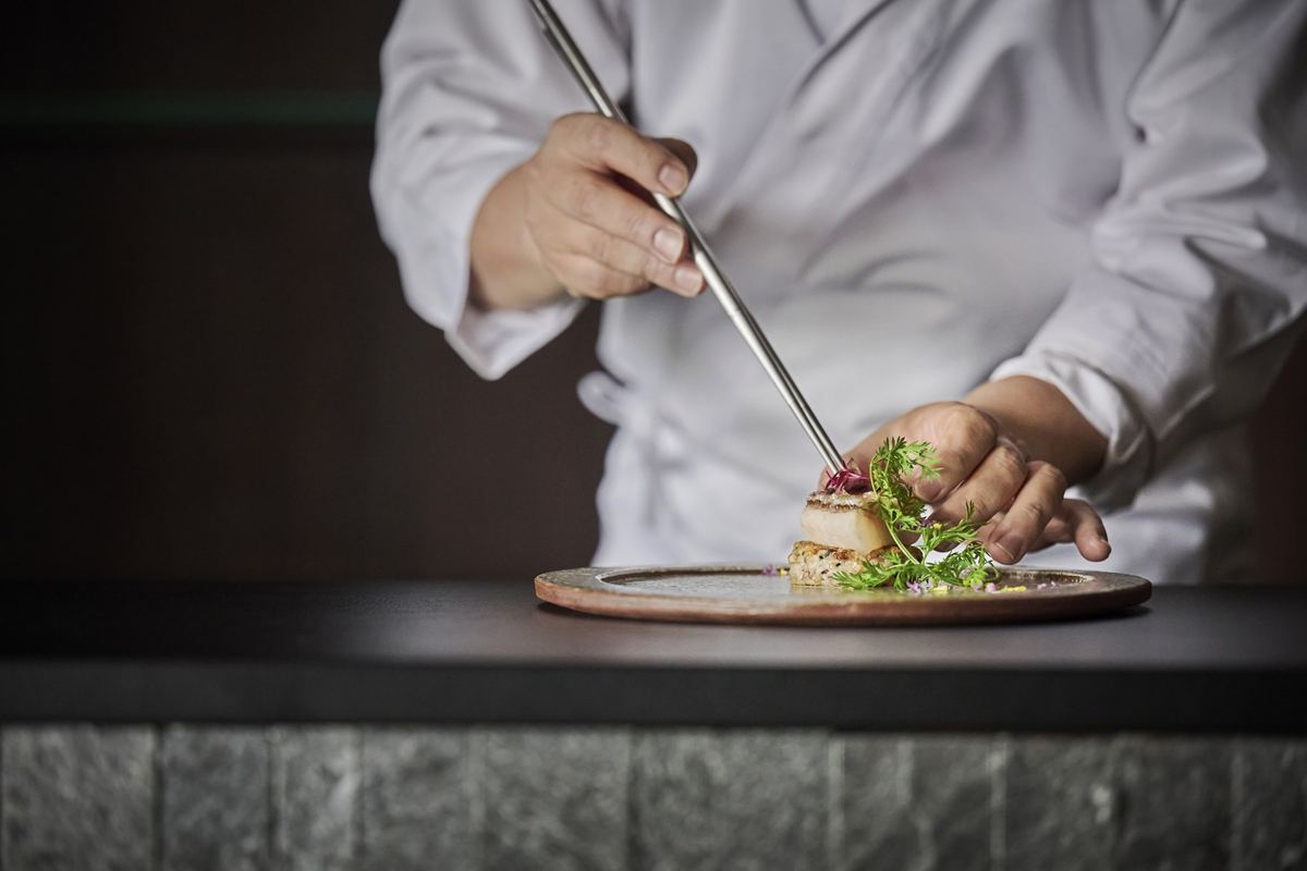 A chef plating a Kamakura French course