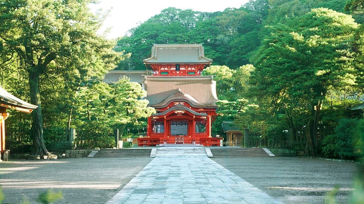 Tsurugaoka Hachimangu surrounded by greenery