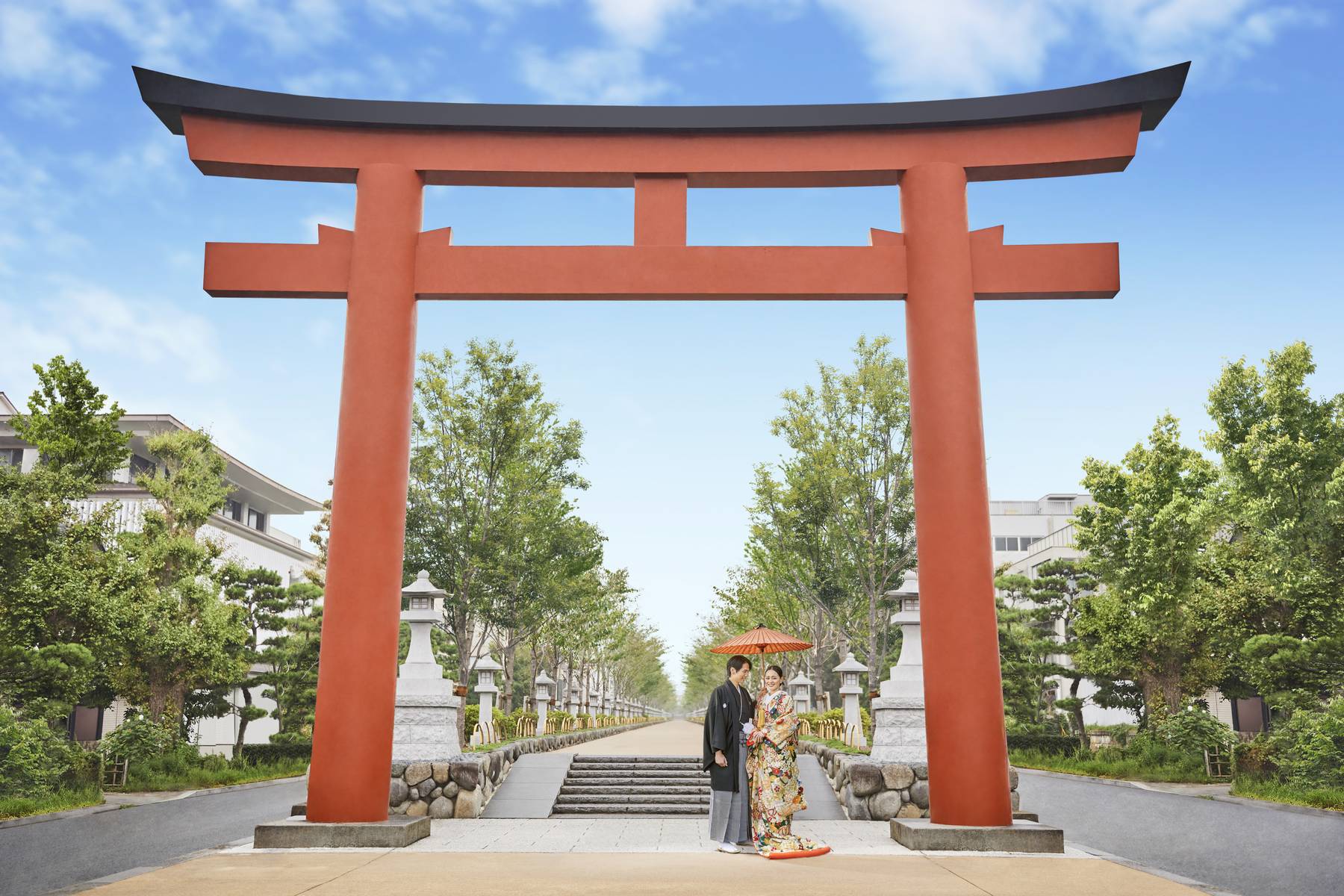 A couple in kimono beneath the torii gate near Tsurugaoka Hachimangu