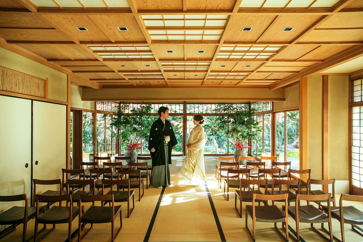 A couple in the garden hall at Kodaiji Jugyu-an